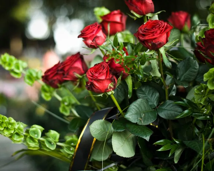 Composition de roses rouges funéraire