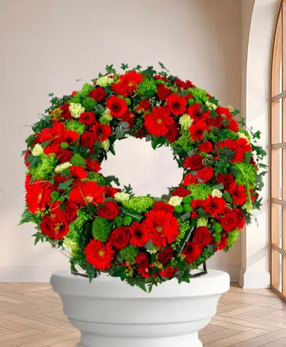 Couronne funéraire blanche et verte, lys et gerberas, atelier toulousain