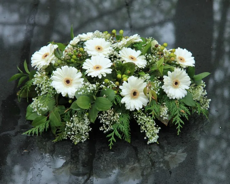 Qui envoie les fleurs ?